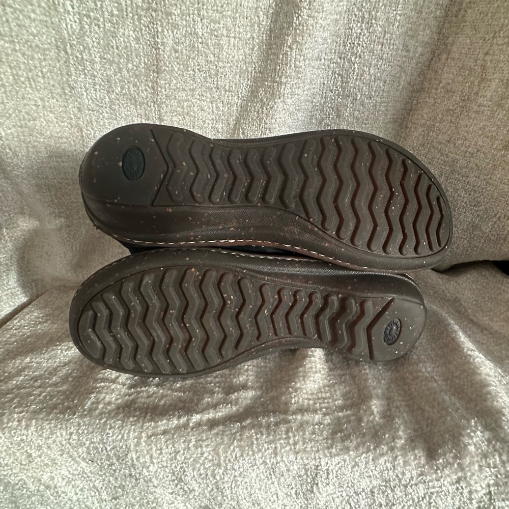 UGG - Picture 5 of 5